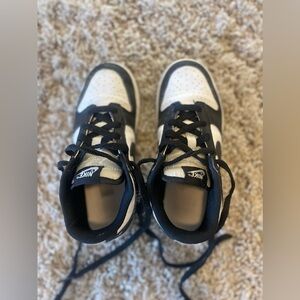 Nike Dunk Low sneakers for little kid in size 2Y. Good condition!